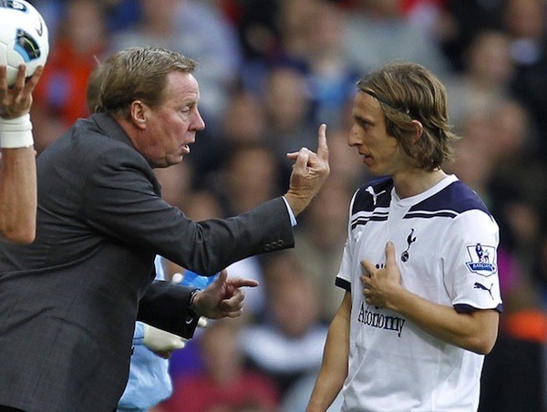 Còn đây là hình ảnh xấu xí nhất về Harry Redknapp - giơ ngón tay thối trước mặt học trò Luka Modric.